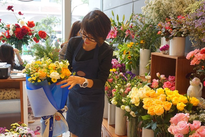 Phục vụ khách hàng tận tình là cách thu hút khách hàng tới cửa hàng hoa của bạn. Phục vụ khách hàng tận tình là cách thu hút khách hàng tới cửa hàng hoa của bạn. Ảnh minh họa - Nguồn Internet.