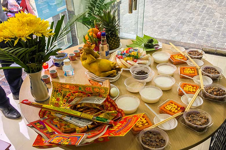 Bày biện mâm cúng trong ngày mở hàng giúp công việc kinh doanh thuận lợi. Bày biện mâm cúng trong ngày mở hàng giúp công việc kinh doanh thuận lợi. Nguồn ảnh Internet.