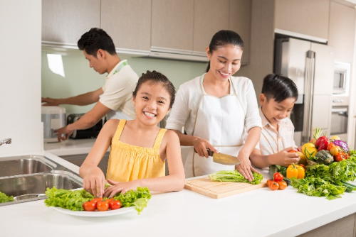 Lựa chọn người khai bếp nên là người giỏi nấu ăn hoặc người đem lại sự hòa khí cho mọi người. Nguồn ảnh Internet.