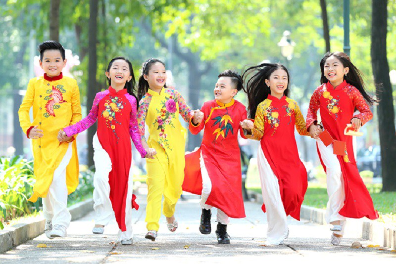 Điều nên làm trong ngày Tết là mặc quần áo mới, rực rỡ ngày đầu năm mới với niềm tin mang lại sự may mắn. Nguồn ảnh Internet. Điều nên làm trong ngày Tết là mặc quần áo mới, rực rỡ ngày đầu năm mới với niềm tin mang lại sự may mắn. Nguồn ảnh Internet.