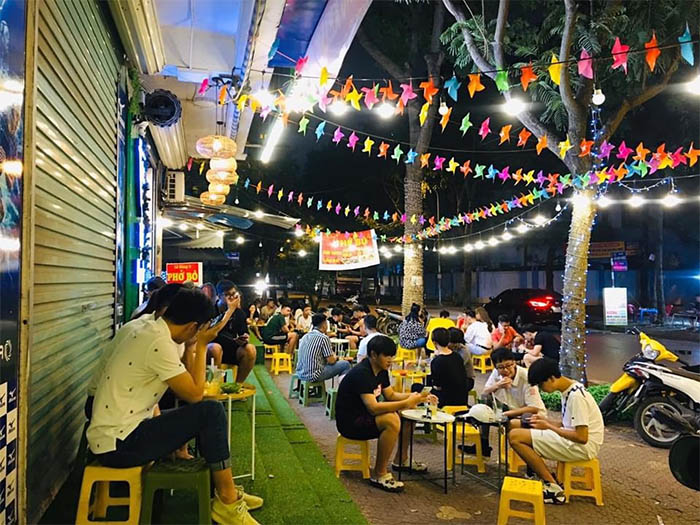 Sử dụng ứng dụng quản lý bán hàng Sổ Bán Hàng để theo dõi doanh thu bán hàng quầy trà sữa. Sử dụng ứng dụng quản lý bán hàng Sổ Bán Hàng để theo dõi doanh thu bán hàng quầy trà sữa. Ảnh minh họa - Nguồn Internet.