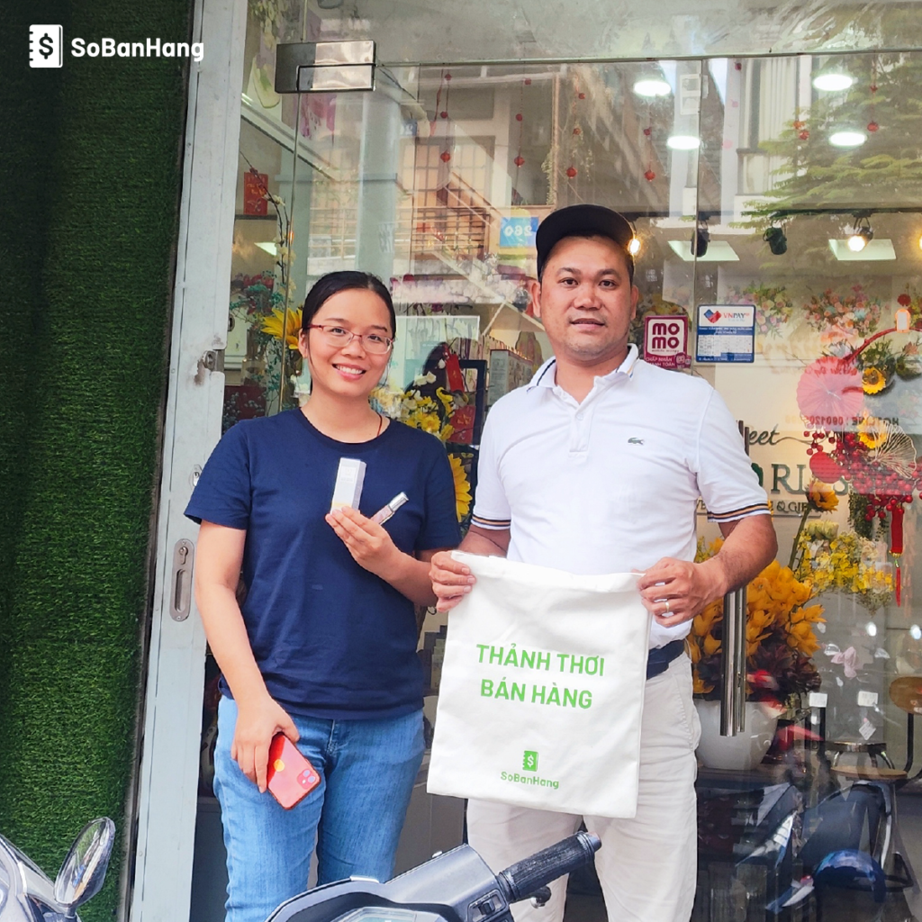 Tư duy đổi mới cửa anh Phước Hoàng giúp cửa hàng hoạt động ổn định và phát triển. Ảnh Lê Phúc