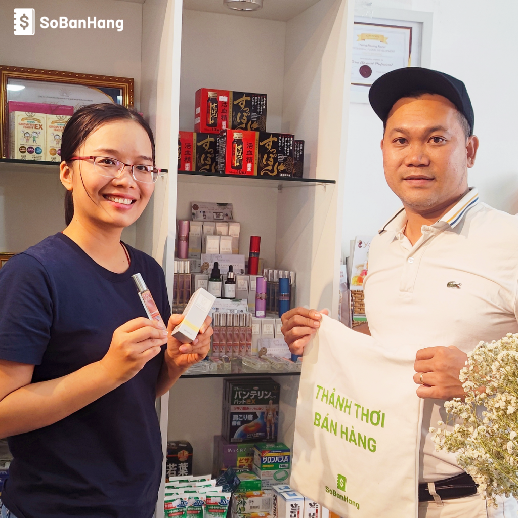 Hình ảnh ông chủ đa năng của Hairi Store. Ảnh Lê Phúc