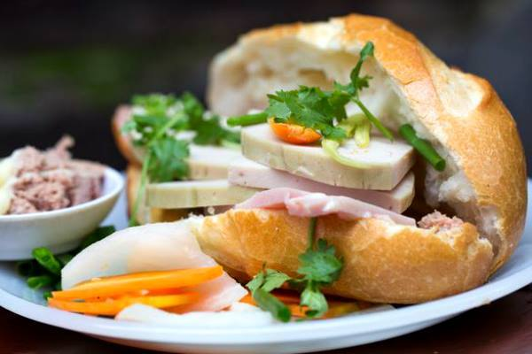 Các loại bánh mì thịt, chả, pate,...