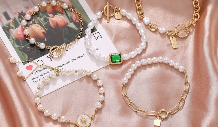 Trang sức được làm từ nhiều chất liệu khác nhau như vàng, bạc, đá quý, ngọc trai,...