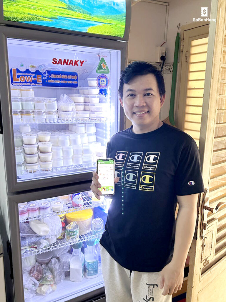 "Sổ Bán Hàng giúp mình tiết kiệm được thời gian tính toán, kiểm soát đơn hàng dễ hơn"- Chủ cửa hàng Bếp BenBen chia sẻ. Ảnh Văn Cường.