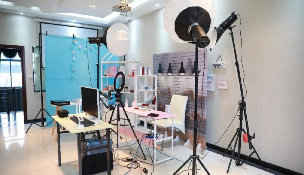 Chuẩn bị kỹ càng ánh sáng, thiết bị hỗ trợ livestream
Nguồn: Internet