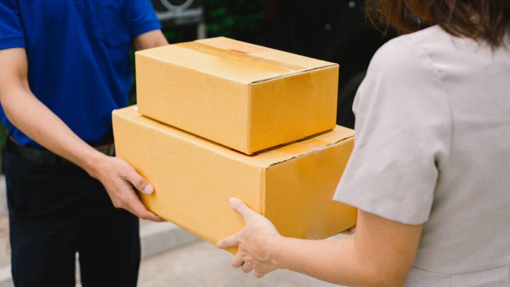 Hình: Kiểm tra hàng trước khi nhận
Nguồn: Internet