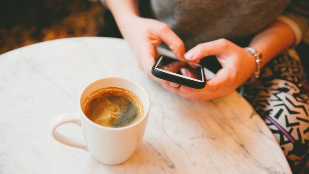 Hình: Hỏi thăm nhẹ nhàng để nhắc nợ tinh tế
Nguồn: Internet