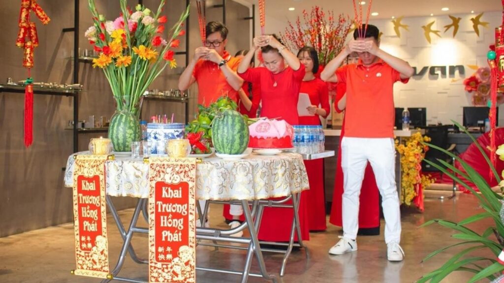 Hình: Cúng khai trương
Nguồn: Internet
