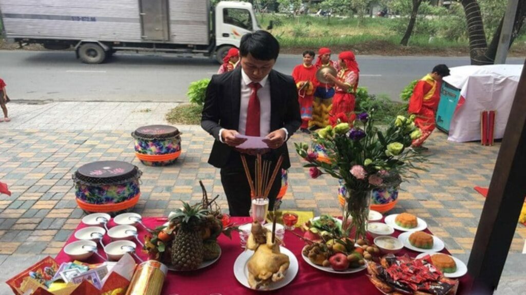 Hình: Đọc văn khấn khai trương
Nguồn: Internet