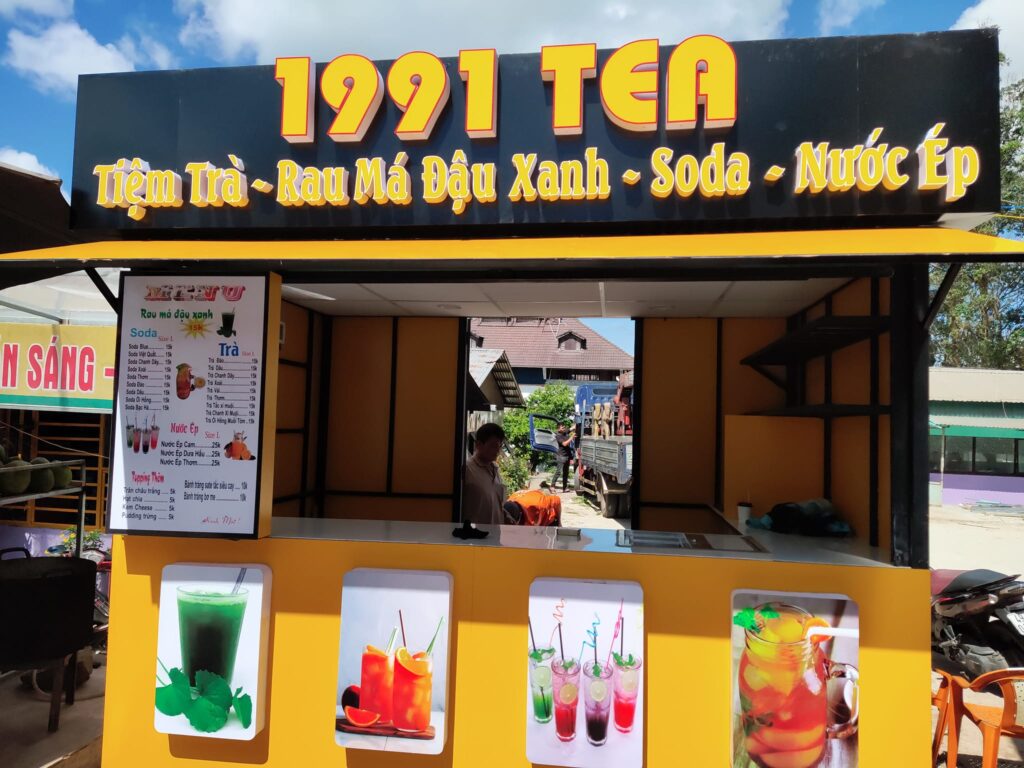 Bán trà sữa và các món ăn vặt