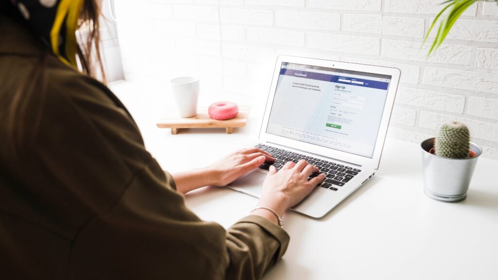 Hình: Bán hàng qua trang cá nhân Facebook
Nguồn: Internet