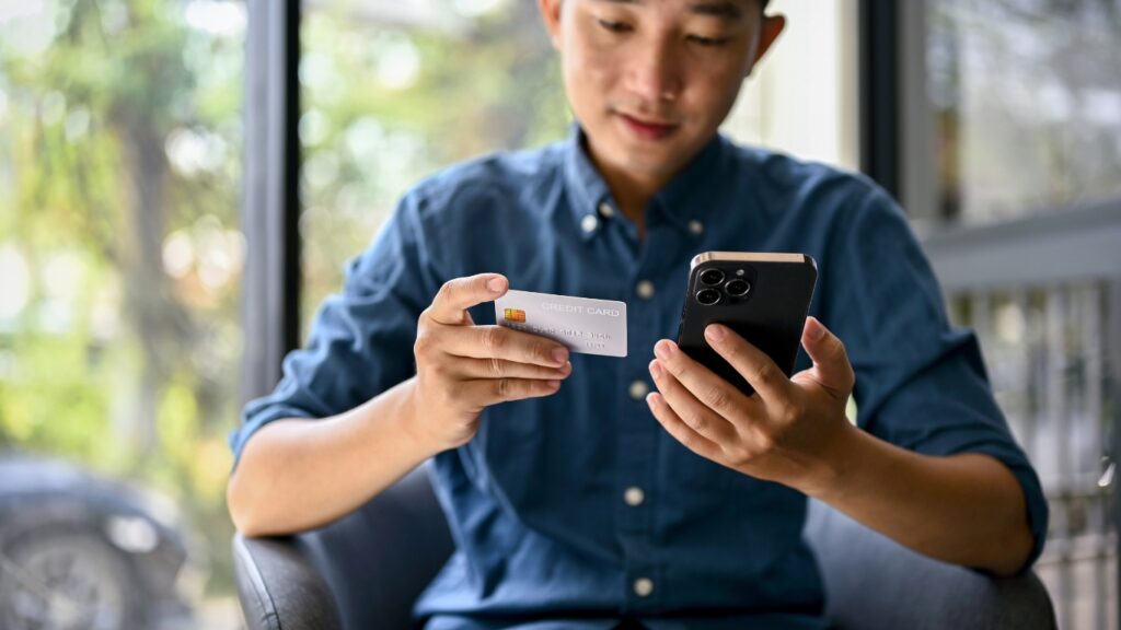 Hình: Thanh toán không tiền mặt qua chuyển khoản
Nguồn: Internet