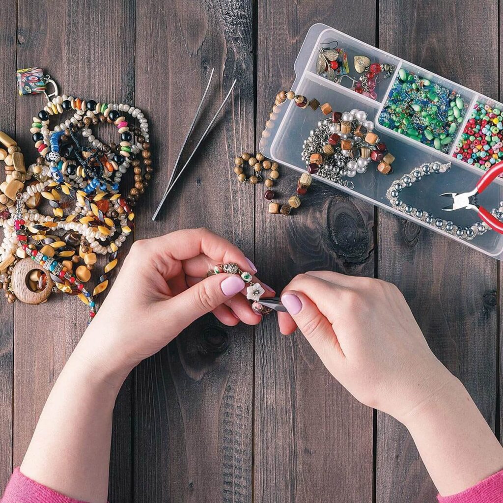 Hình: Làm đồ handmade
Nguồn: Internet