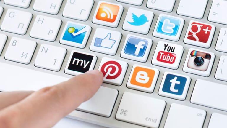 Bán hàng online nhận về rất nhiều lợi ích như: Tiết kiệm chi phí, dễ tiếp cận nguồn khách hàng mới,…