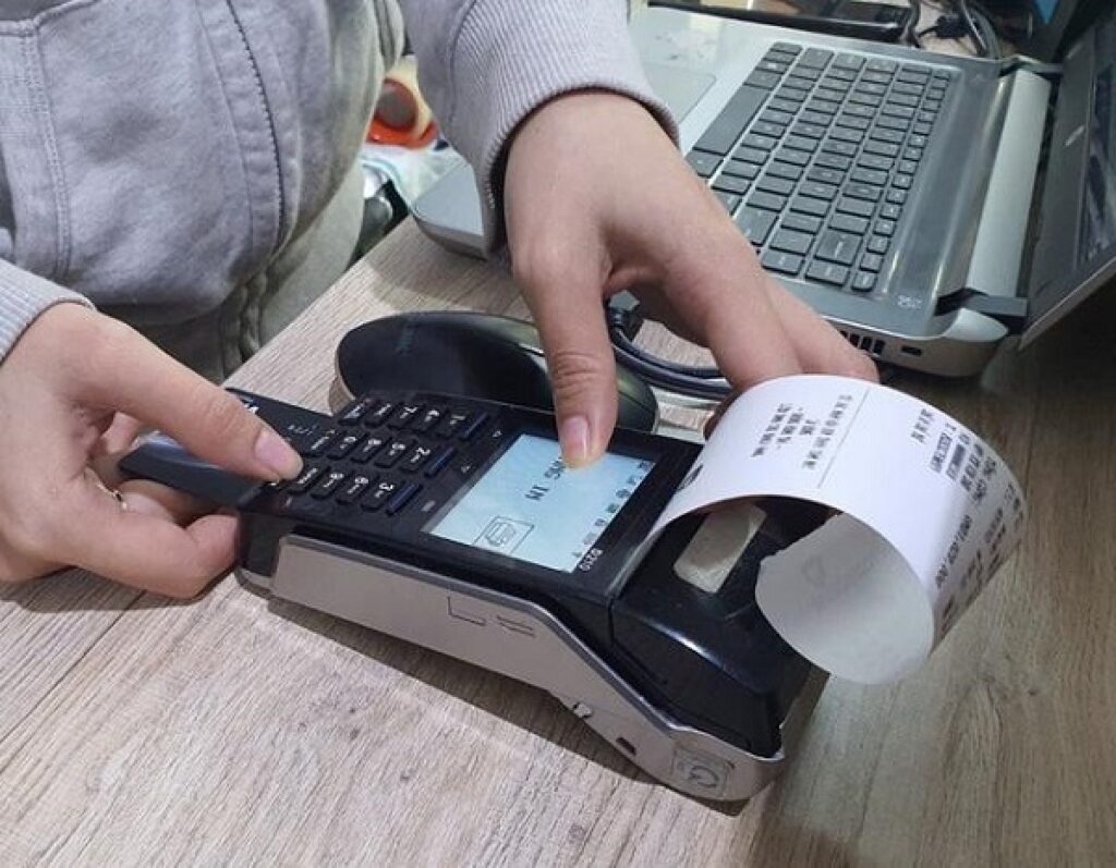 Hình: Nhân viên dùng bill cũ để thanh toán cho khách
Nguồn: Internet