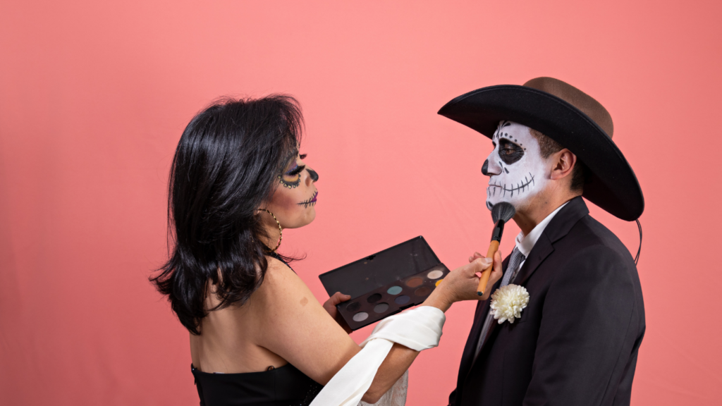 Hình: Nhận Make up mùa Halloween
Nguồn: Internet
