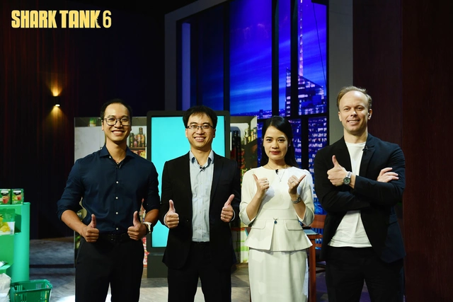 Hình: Hai anh em Bùi Hải Nam và Bùi Hải Long cùng Shark Tuệ Lâm và Shark Erik tại trường quay Shark Tank.